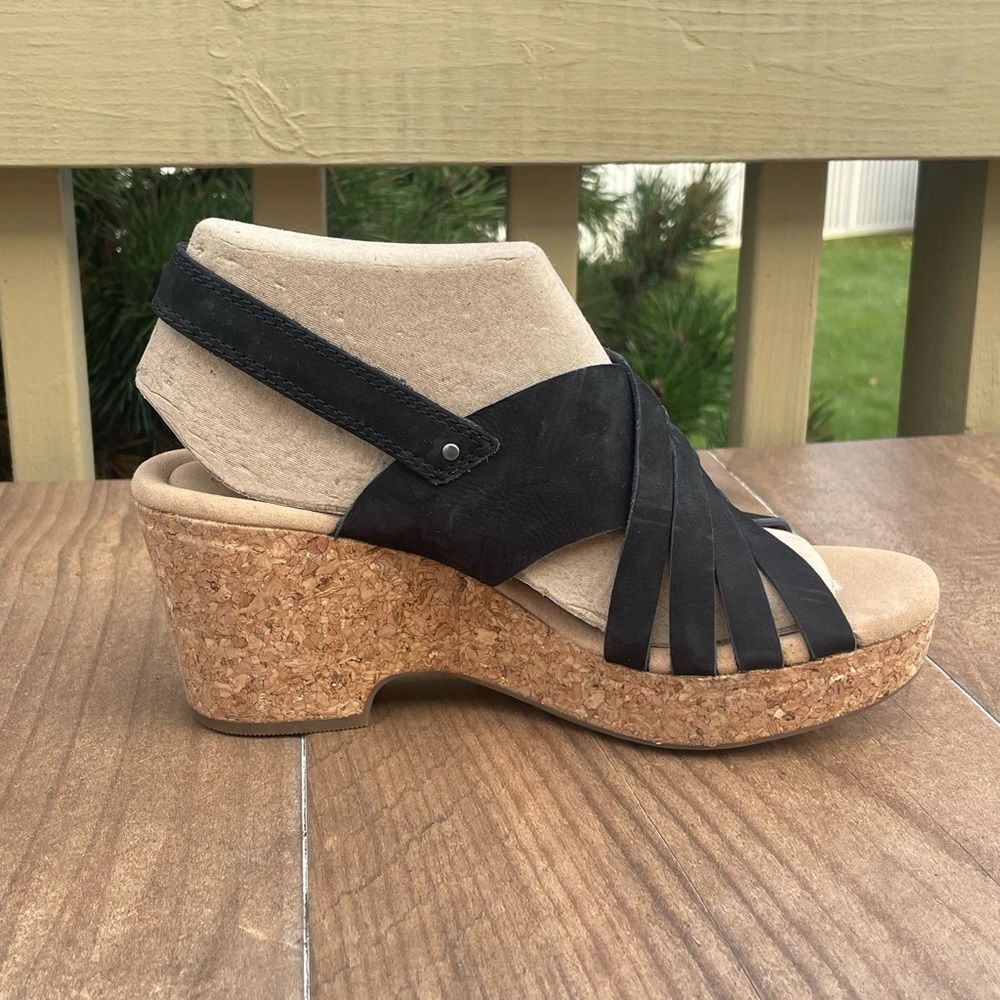 Clarks Women's  Giselle Glow Nubuck Leather Wedge Sandals Black WIDE